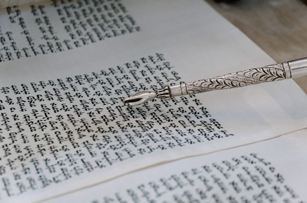 כתיבת ספר תורה: איך בוחרים ספר תורה ספרדי ומה חשוב לבדוק לפני ההזמנה?