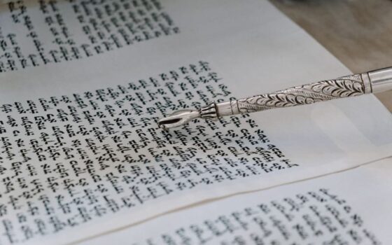 כתיבת ספר תורה: איך בוחרים ספר תורה ספרדי ומה חשוב לבדוק לפני ההזמנה?