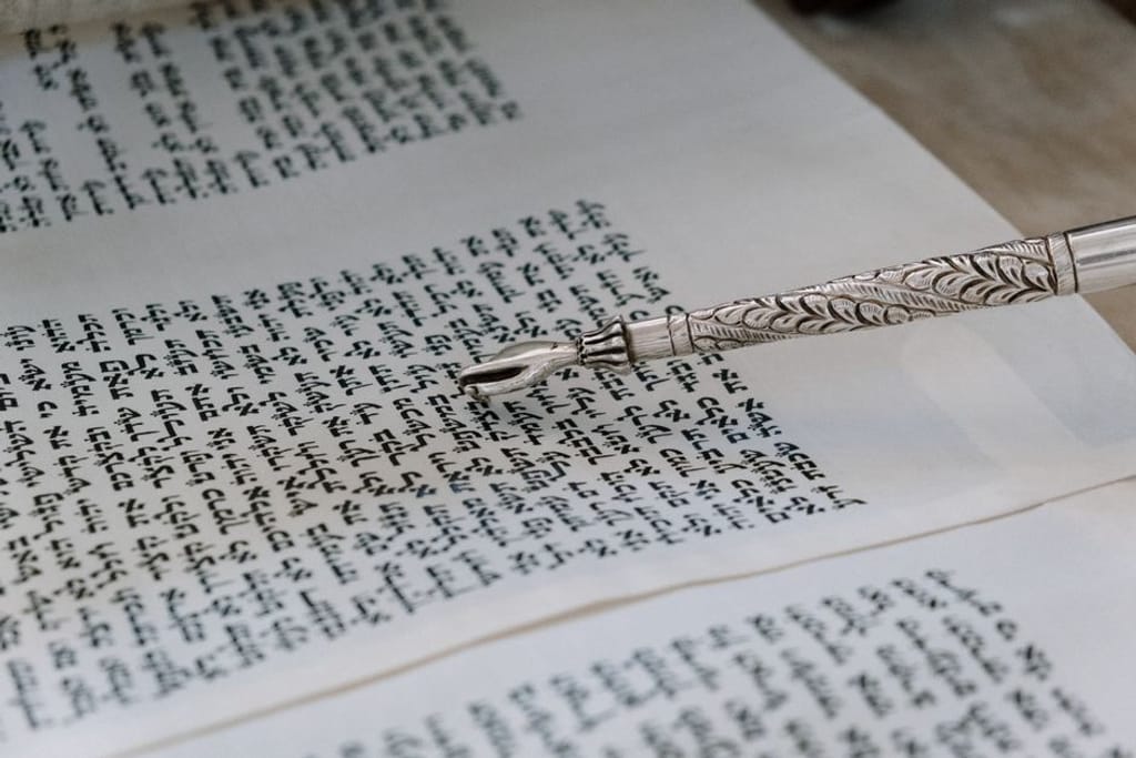 cottonbro studio באתר PEXELS Sefer Torah